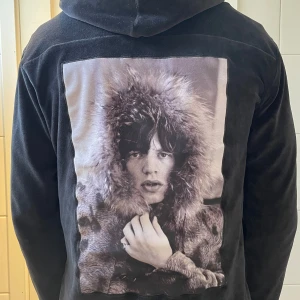 Limitato zip-up hoodie - Använd 1 gång, mycket bra skick. Liten i storlek. Artist: Terry O’Neill Bild: Mick Jagger Original låda ingår.