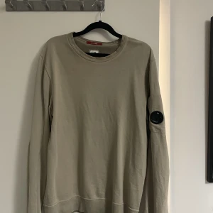 Beige/khaki CP Company tröja - Mycket bra skick Snygg CP Company tröja som passar till alla möjliga stilar  Använd få gånger Inga hål eller märken 