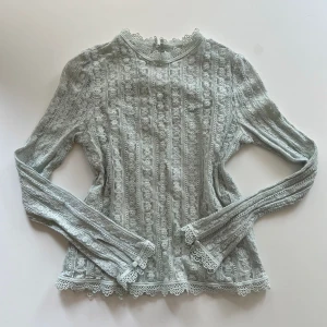 Spetstopp - Långärmad spetstopp med linne innuti från House. Den är för liten på mig därför finns det inga bilder på 💖