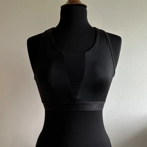 SPORT-BH - Superskön svart sport-bh i storlek M (passar även S) från Soc🖤Endast använd fåtal gånger, i nyskick! Köpare står för frakt🤗