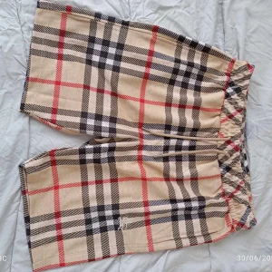 Burberry 2 piece  - Burberry 2 peice från London  Aldrig använd Kommer helt ny  Storlek L men skulle passa till M