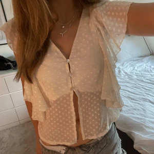 Vit topp - Vit/beige topp från Bikbok❤️ Bara använd ett fåtal gånger 