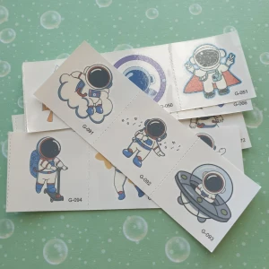 5st astronauter, rymden tatuering  - Tatuering/tattoo,  Motiv: astronauter, rymd  Antal: 5st ark  Storlek: ca 4×12cm,  Skick: nya/oanvända,  Tillfälliga tatueringar du sätter på kroppen med hjälp av vatten 