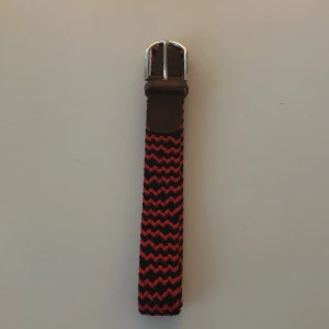 Flätat bälte - Tja! Jag säljer det här bältet helt oöppnad jag fick den som present i från min moster och jag har inte använt den på circka 2 månader därför vill jag sälja den här. Ny pris går för circka 200kr bror på vart man köper🤩 Bältet passar perfekt till alla
