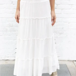 Vit långkjol - En superfin och somrig vit långkjol. Den är väldigt sparsamt använd och därmed i ett väldigt bra skick. Passar många då den är strechig i midjan! Hör av dig vid fler frågor! 🙏💕