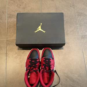 Röd/svarta Jordan ones med box och creasskydd storlek 44, köpta för 2000kr använts ca 5 gånger