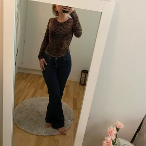 Leopard topp - Tröja med leopard mönster. Köpt second hand och lappen är borta så vet varken storlek eller märke. Skulle säga att storleken liknar en s.