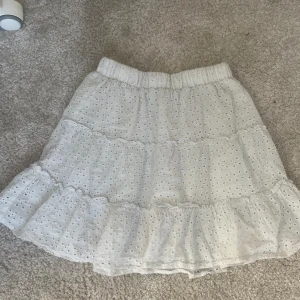 Kjol  - Fin vit kjol från new yorker.