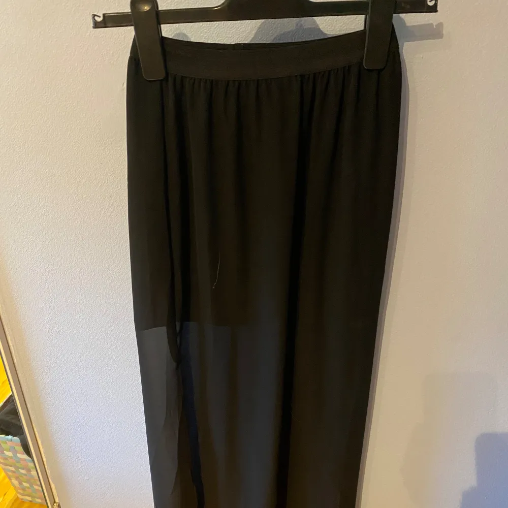svart lång kjol med slits strl 32. Kjolar.