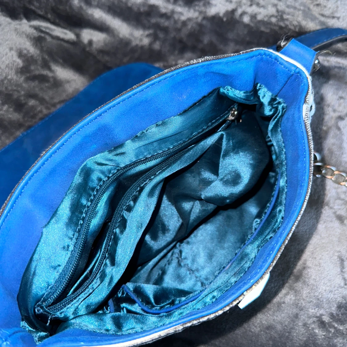 Blå väska med nitar - 90