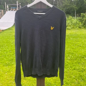 Lyle scott tröja  - As skön Lyle and scott tröja i fint skick  Storlek large men sitter som small