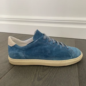 Cqp sneakers - Sjukt fin och somrig färg i storlek 37! Cqp är ett väldigt fint märke, bra kvalite och lätta att underhålla!! Jag köpte dessa för 3500kr för två år sen, bara använt första halvåret jag hade dem, då de är lite för små för mig. 