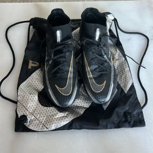 Nike fotbollsskor  - Nike phantom GT flyknit Används max 2 gånger, som nya  Storlek 43