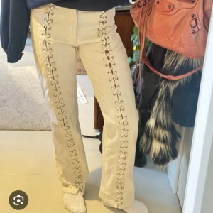 Jeans med snörning - De två första bilderna är lånade! Säljer mina ascoola snörade jeans från H&M i storlek 32! De är helt slutsålda och går inte att köpa längre💗 buda från 400kr! Mått: Innerbenslängd: 73.5 cm Midjemått: 29 cm