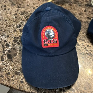 ÄKTA PARAJUMPERS KEPS - Säljer jättefin, äkta Parajumpers keps i bra skick,(använt max 10 gånger) Nypris 800kr såljer för 400!  Har två stycken, båda i samma skick! Om man vill köpa båda så får  man de för 700kr  