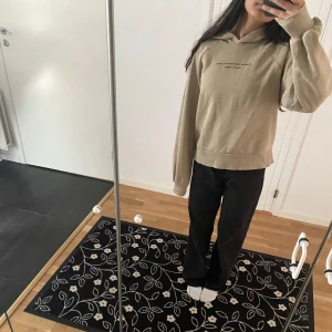 Hoodie - Säljer min hoodie som har kommit till användning en del, men fortfarande i fint skick och inga defekter! Storlek xs passar mig som bär S! 💗 Hör gärna av er via intresse eller frågor!!