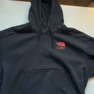 The North Face hoddie - Säljer nu min North Face hoddie då den är för liten för mig. Det är storlek M men är väldigt liten i storleken. Den är ganska använd. 