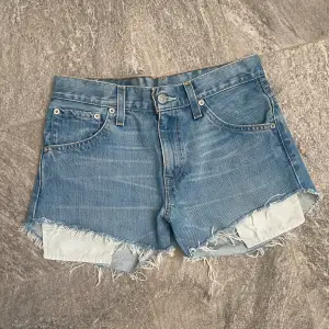 Jättesnygga Levi’s jeansshorts som tyvärr inte passar. Knappt använda och i nyskick.