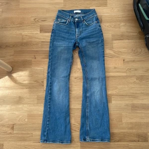 Jeans  - Otrolig snygga Gina jeans som är för korta på mig som är 175 cm. Dom är i stl 32 och är i modellen flare/bootcut! 