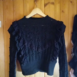 Stickad tröja - Jätte fin stickad tröja från Zara i storlek M. Bara använt den en enstaka gång så tröjan är i fint skick!   Priset kan diskuteras!