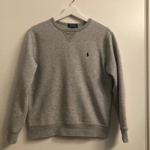 Ralph Lauren crewneck - En riktigt fin Ralph Lauren crewneck, storlek 14-16 år, skriv om ni har frågor