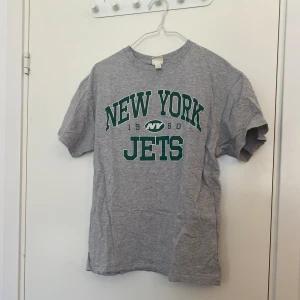 T-shirt - En t-shirt från H&M i storlek S. Använd få gånger 