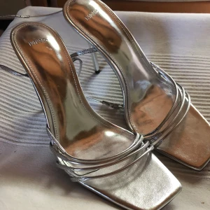 Silvriga klackskor - Jättefina somriga silverklackar med 10 cm klack 🌟