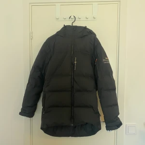 Sail Racing Jacka - En Sail Racing jacka i storlek M. Tror att modellen är Cape Down. Har haft den i ett år men den har mest hängt i garderoben. Ett litet hål på baksidan.
