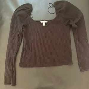 Svart tröja - En tröja från hm som jag har använt ganska många gånger, men det är i bra skick. Priset kan diskuteras!!