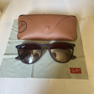Ray-Ban solglasögon  - Ett par Ray-Bans super bra kondition och bara använda ett par gånger