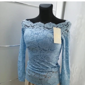 Spets topp - Säljer denna blå spetstopp som jag köpt här på plick då den inte kommer till användning. Skulle säga att den passar xs-m, superbra skick!!