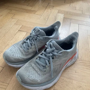 Hoka skor strl 38 2/3  - Hooka skor strl 38 2/3 . 1 år gamla 