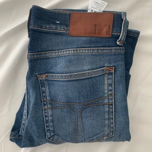 Tiger of Sweden  - Helt nya Tiger of Sweden  Jeans  Storlek 29-32  Passar även 28-32