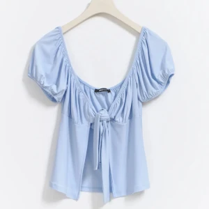 Topp ginatricot  - Ljusblå knyttopp ifrån ginatricot stl xs. Aldrig använd. 