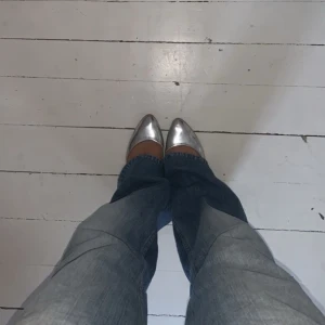 Silvriga ballerinaskor - Silver ballerinaskor i gott skick, står storlek 39 men små i storleken så passar någon med 38