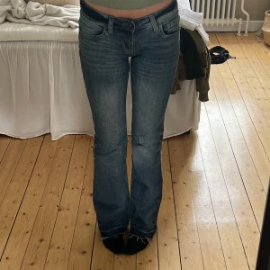 Jeans  - Säljer nu dessa jeans ifrån H&M i storlek 32. Stretchiga så passar mig som vanligtvis har 34. 