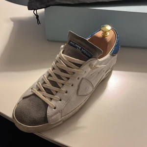 Phillipe model skor! - Säljer dessa jävligt feta models som endast är använda ett fåtal gånger säljer pågrund av att jag har tröttnat på dom och behöver pengar skicket är inprincip i nyskick allt og följer med!