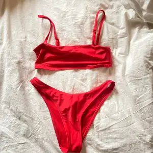 Röd bikini från bikbok. Banden på toppen är avtagningsbara. Använd två gånger. Skriv för fler bilder🌸