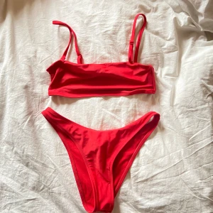Rött bikiniset - Röd bikini från bikbok. Banden på toppen är avtagningsbara. Använd två gånger. Skriv för fler bilder🌸
