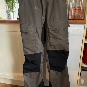 Lundhags byxor  - Lundhags byxor, i använt skick. Är lite färg stänk på dom på ena benet som jag inte har försökt ta bort och ett litet hål som jag kan sy ihop innan köp. Men utöver de är dom fina. De är herr modell i stl 50. 