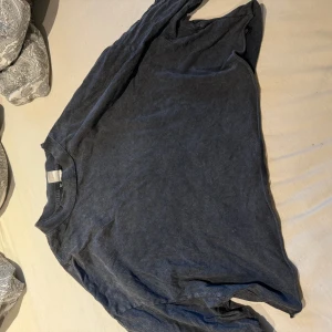 Croppad tröja - En super snygg croppad tröja som har en gråaktig färg som är sjukt snygg. Säljer denna då den inte kommer till användning. Tröjan är som helt ny då den inte är använd! Pris kan diskuteras 💞