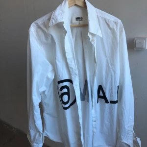 MM6 shirt - Oversize skjorta från Maison margiela MM6. Köptes för 410€ skriv gör kvitto. Tag och extra knappar medföljer. Storlek IT40 