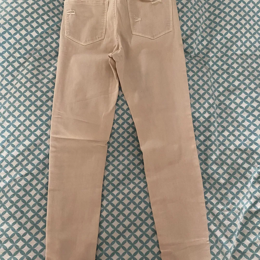 Stradivarius beige jeans. Jeans & Byxor.