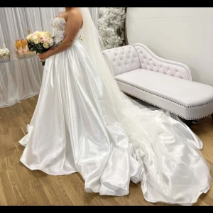 Brudklänning - Brudklänning köpt från Stockholm brud och fest stolek 36 men passar även en 40-42 för det finns korsett i ryggen och kedja använd några timmar säljes för 5000 kronor pris kan diskuteras det ingår slöja i priset men ingen underkjol