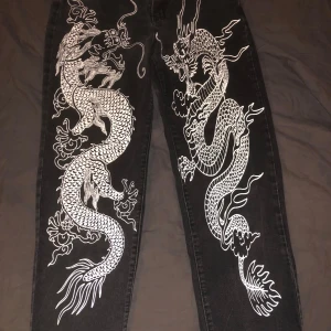 Svarat/grå jeans  - Bra skick  Köpta för ca 200kr