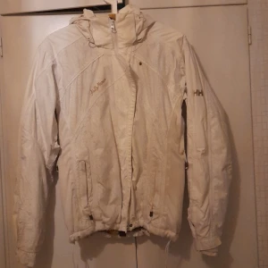 Jacka vit hwlly hanssen stl small - Fin jacka i stl small helly Hansson 