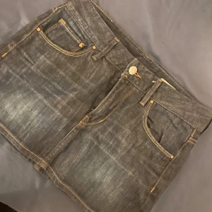 Jeans kjol  - Typ mid waist kort jeans kjol vet ej vart den är ifrån. Stolek står på sista bilden  Den är ganska liten säljer pga att den är för liten för mig Inga defekter 💞(swisha häldre än använda Plick) pris går att diskutera skicka gärna prisförslag 