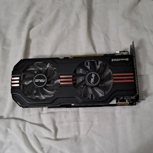 Gtx 550 ti - Detta grafikkort funkar för många spel som till exempel Fortnite, Gta 5, csgo och mer men tyvärr inte dem nyaste. Fortfarande så är den en hyfsat bra grafikkort för priset!