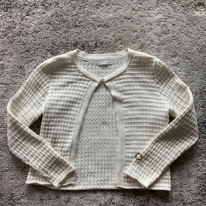 Söt stockh lm kofta vit  - Carla Cardigan Skick: Mycket bra  Stl: Xs  Material: 90% bomull o 10% Viscose 