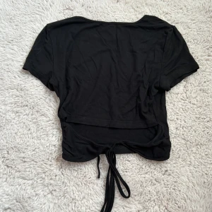 Öppen rygg tröja - Jättefin tröja med liten öppning i ryggen och knyte. Använd några gånger men fortfarande otroligt bra skick 